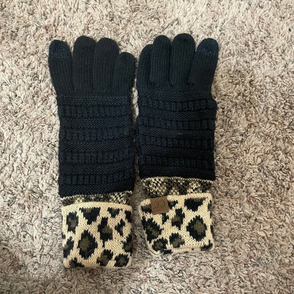 CC‎ Beanie Gloves Black Leopard Print Cuff Patch Accent Women's Knit
